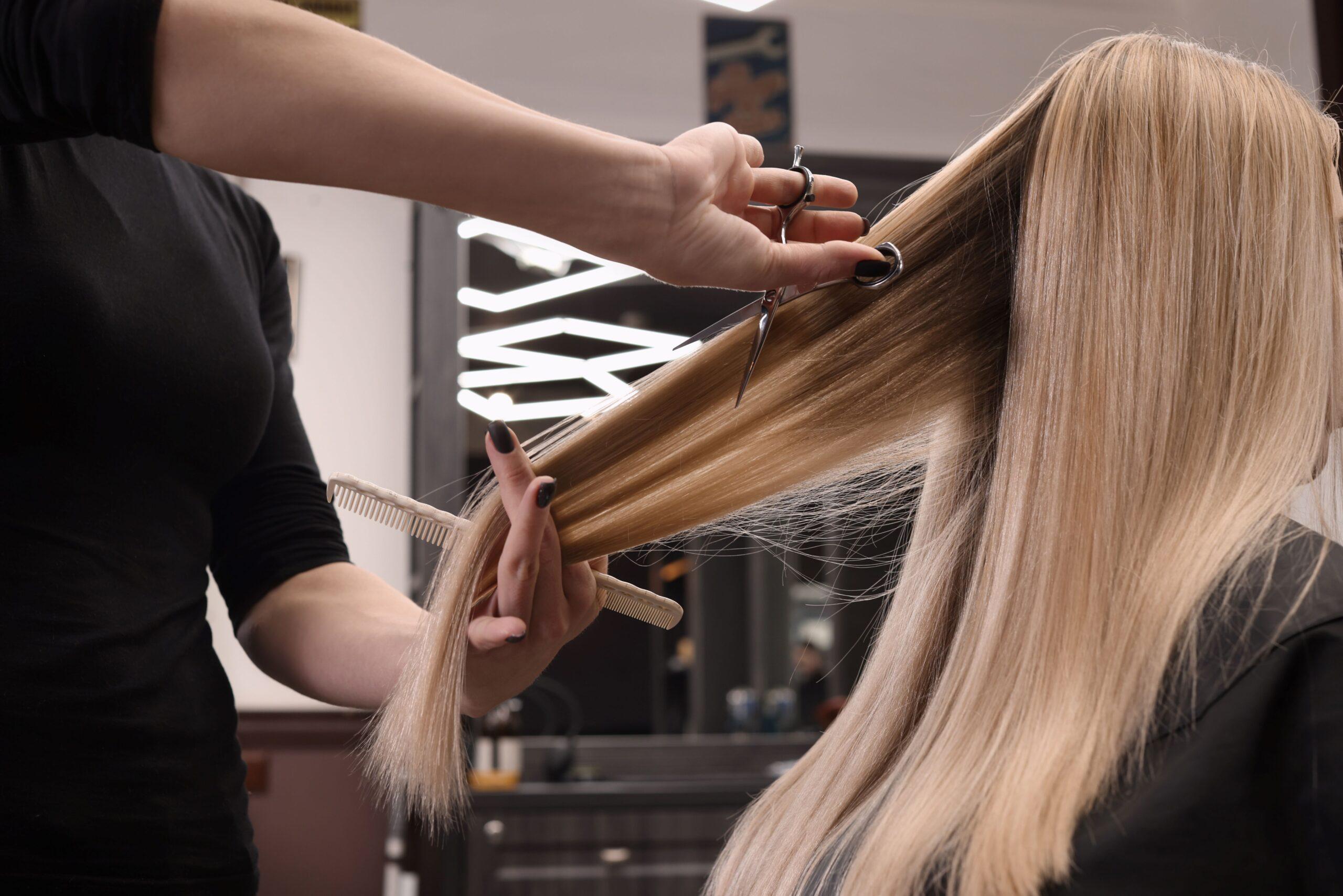 Einer Frau, der die Haare geschnitten werden