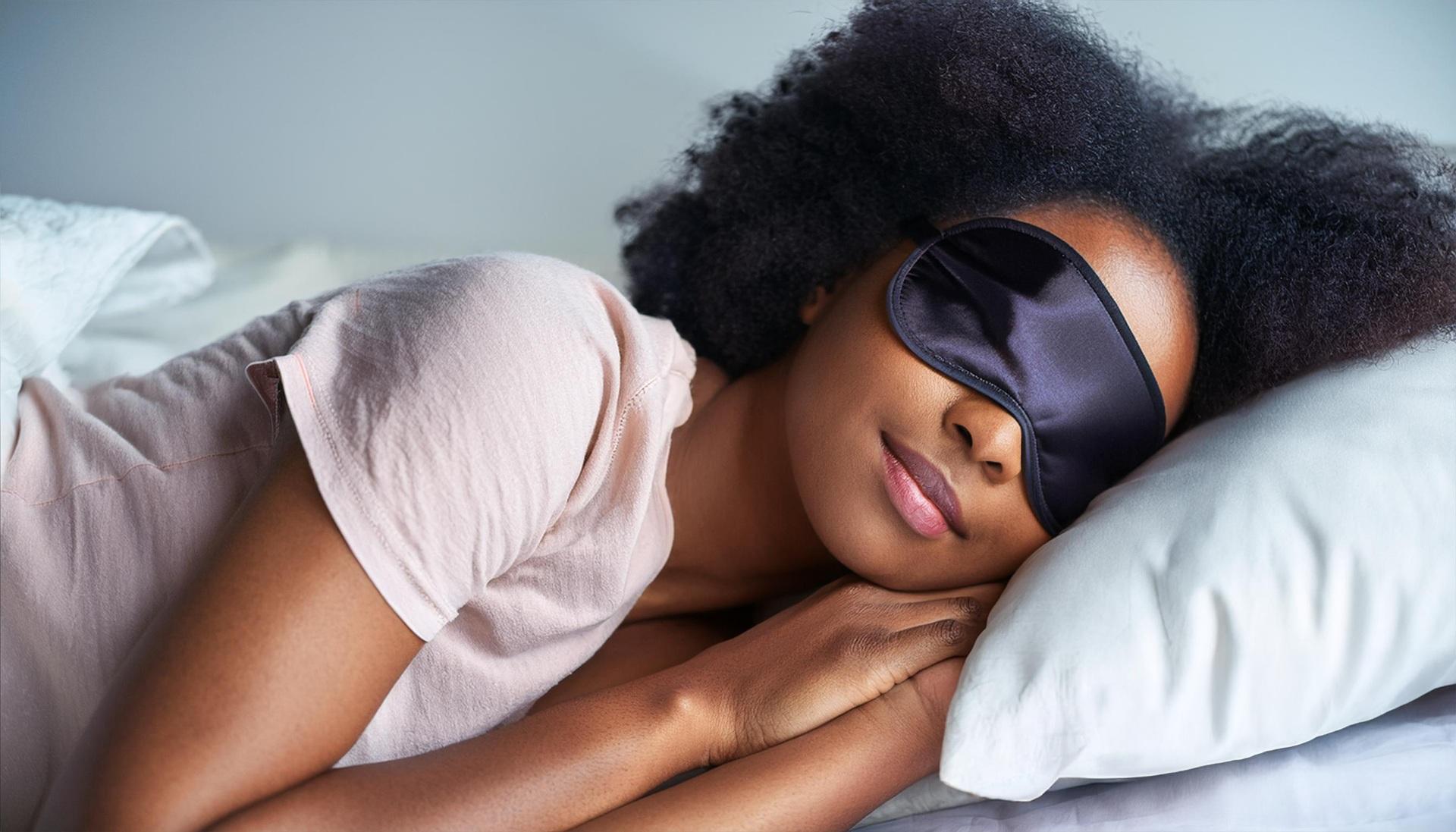Frau schläft mit Maske im Bett | Jersey Bettwäsche

