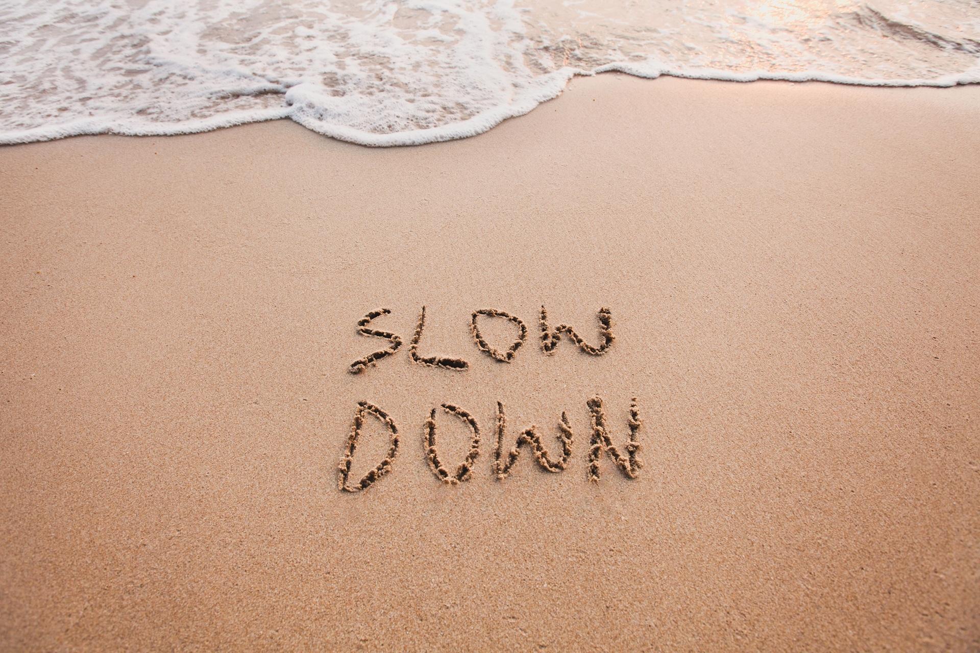 Slow Down im Sand geschrieben | Vitamin c 1000