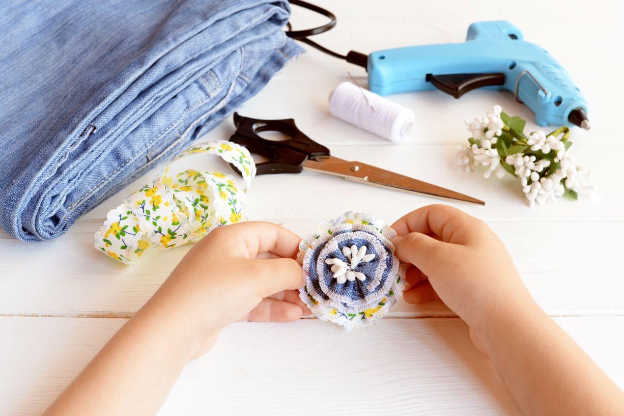 Selbstgemachte Stoffblume mit Jeans und Heißkleber – perfekter Einstieg zum individuellen Buttons bestellen im DIY-Stil