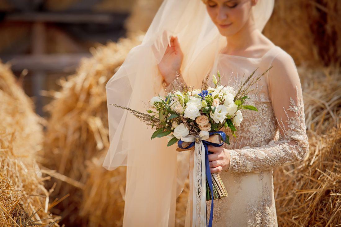 hochzeitslocation fuer freie trauung in nrw mit bluetenschmuck und stuhlreihen