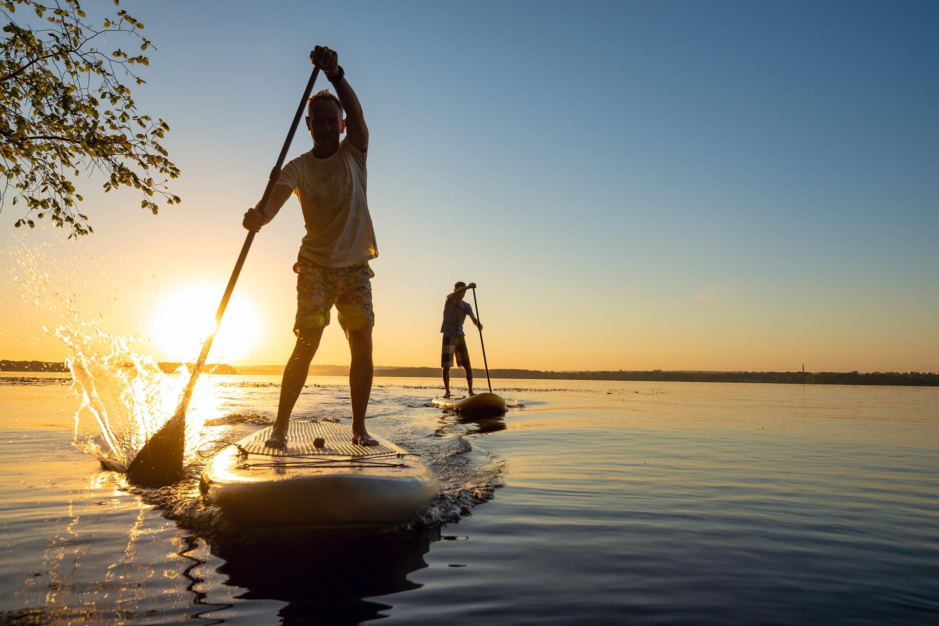 Stand Up Paddling bei Sonnenuntergang | Alpinestars